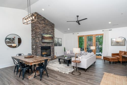 Cardinal on Main in Blowing Rock, United States