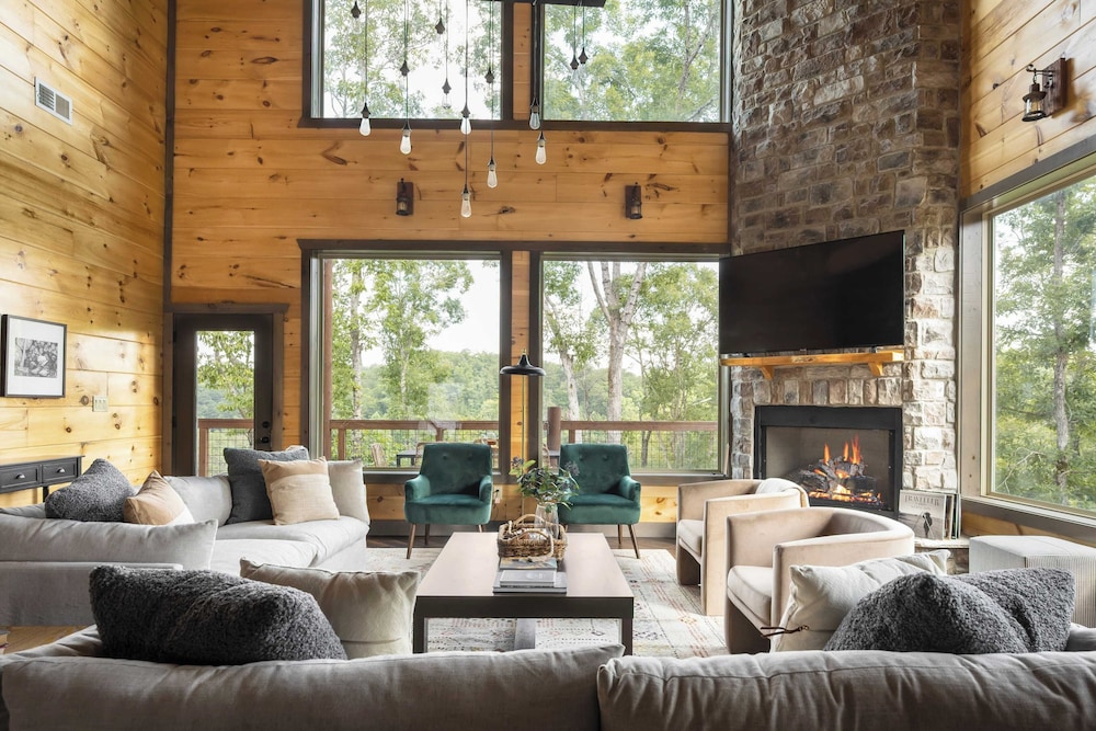 Copperhead by Avantstay Treetop Haven w Indoor Pool Home Theatre & Game Room — 4-Star Luxury Hotel in Sevierville, United States
