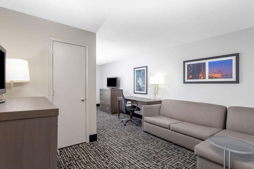 La Quinta Inn & Suites by Wyndham Hopkinsville - photo 34