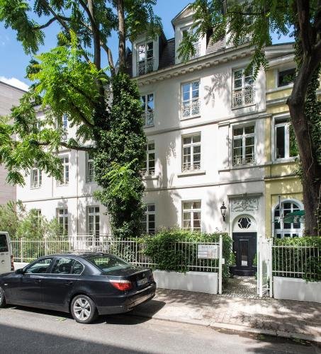 Guesthouse Dirazi — 4-Star Luxury Hotel in Westend, Germany
