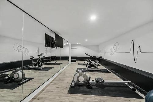 8000sf 7BR Villa Casita Pool Spa Gym & Games