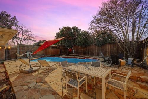 Amazing Big Home Cinema Room Pool and Jacuzzi — 4-Star Luxury Hotel in Plano, United States