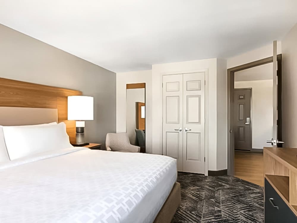 Candlewood Suites Champaign Urbana University Area by IHG - photo 18