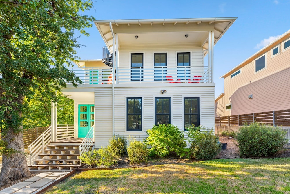 Rooftop Deck 5 Mins To Downtown - carbon neutral hotel in Austin