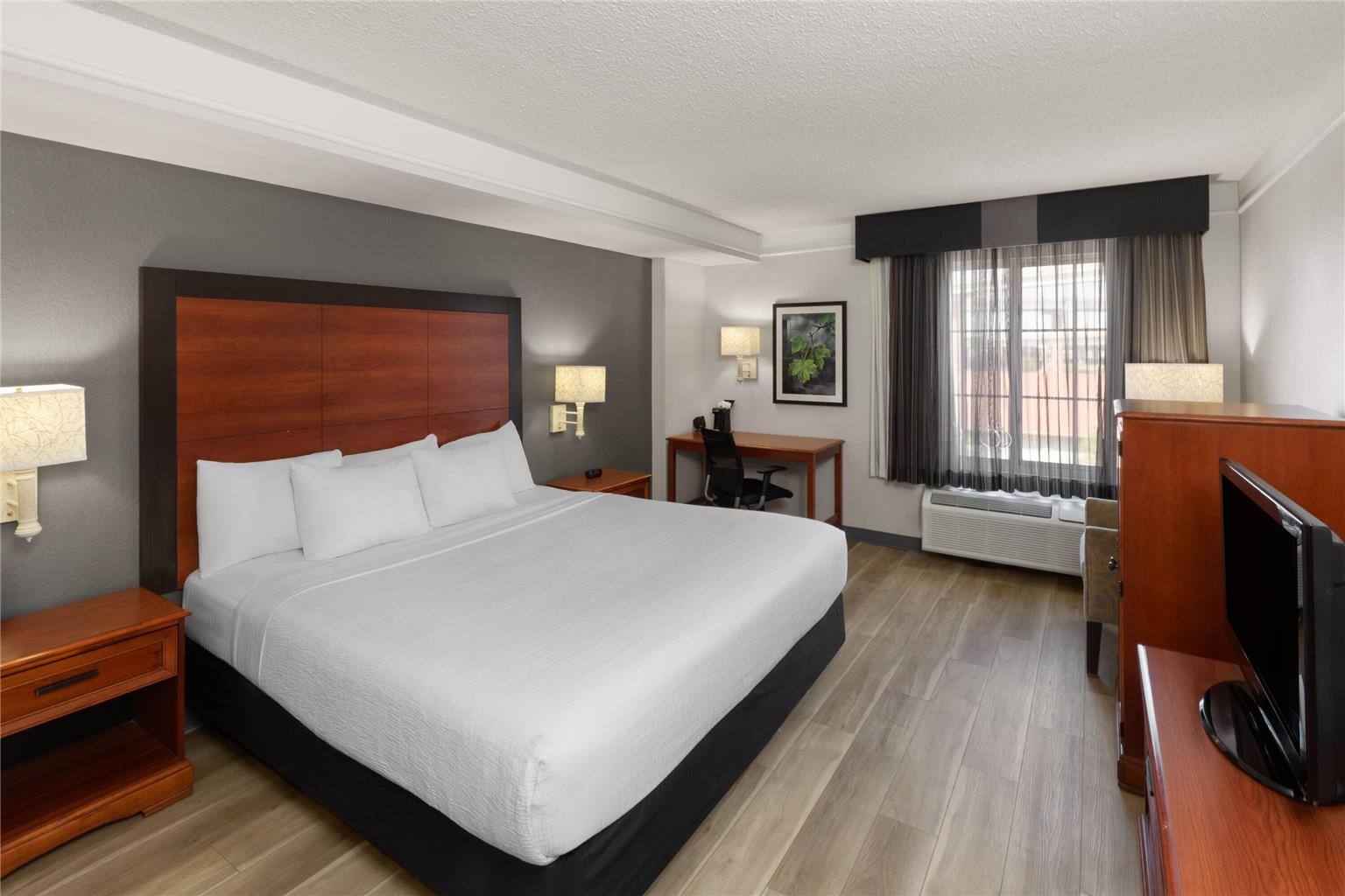La Quinta Inn & Suites by Wyndham San Antonio Airport - photo 20