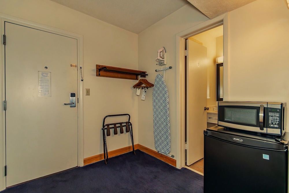 Americas Best Value Inn Austinburg - photo 17