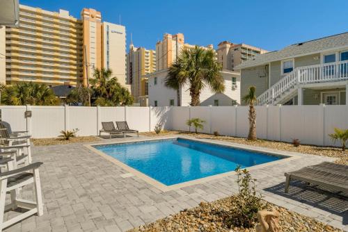 The Wicked Whale 3rd Row Ocean Drive Section — 4-Star Luxury Hotel in Myrtle Beach, United States