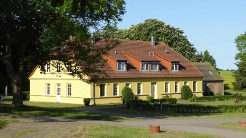 Gut Rattelvitz Parterre A hochwertig Sauna Kamin eTankstelle Spielscheune 15 000qm Parkland — 4-Star Luxury Hotel in Gingst, Germany