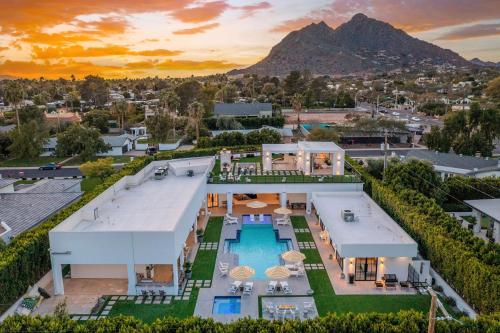 Old Town Scottsdale Luxury Villa Heated Pool Spa Rooftop Deck Sauna Speakeasy — 4-Star Luxury Hotel in Scottsdale, United States