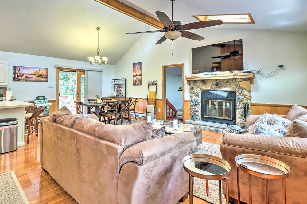 Walk to Wolf Run Lake Cottage with Furnished Deck — 4-Star Luxury Hotel in Towamensing Trails, United States