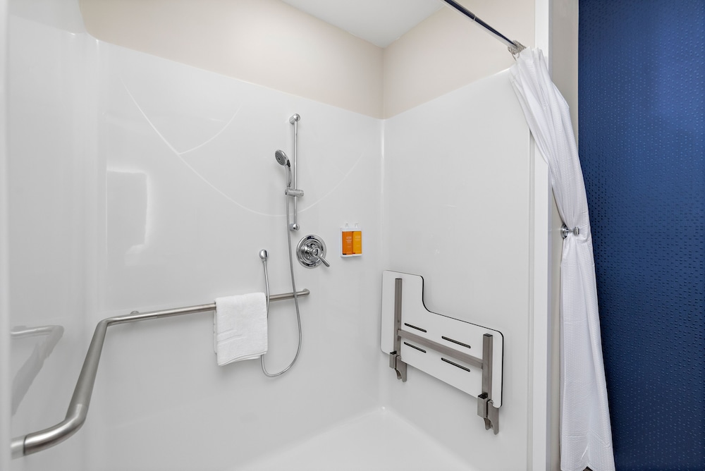 Holiday Inn Exp Parkville - photo 44