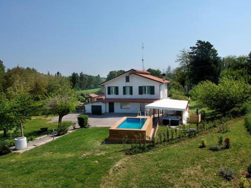 Casa Vacanze Raggio di Sole — 4-Star Luxury Hotel in Montegridolfo, Italy