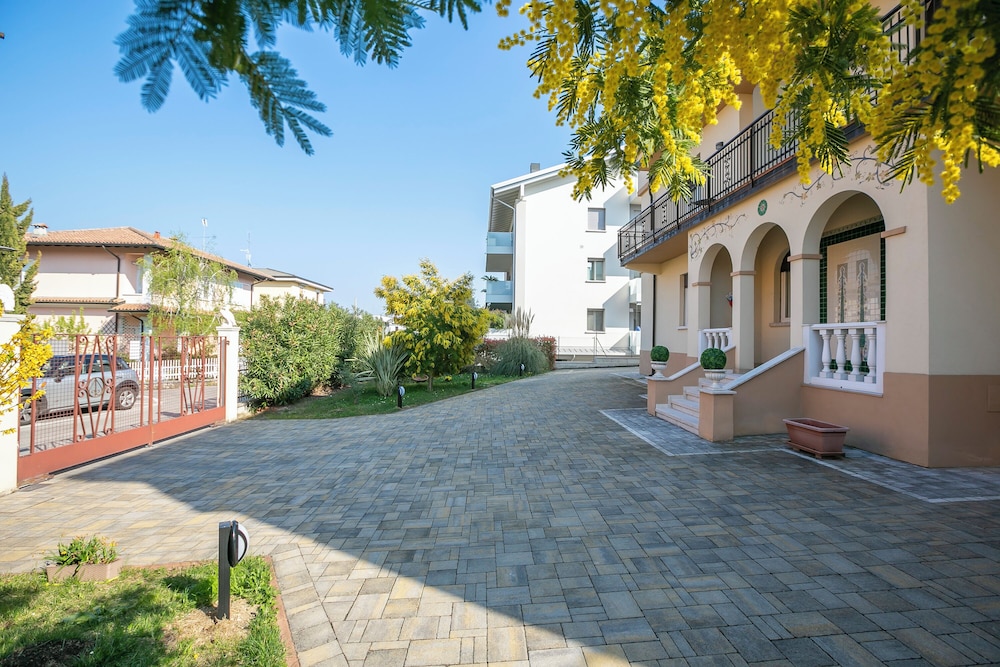 Villa Mimosa Apt 1 — 4-Star Luxury Hotel in Desenzano Del Garda, Italy
