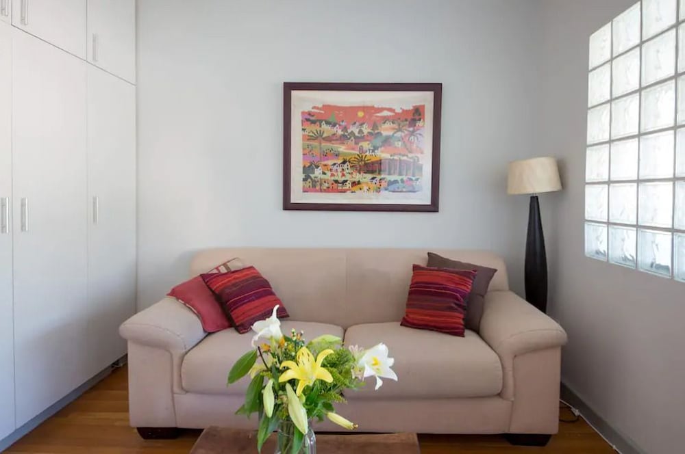 Chic City Studio With Mountain Views Walk & Explore — 4-Star Luxury Hotel in Cape Town, South Africa