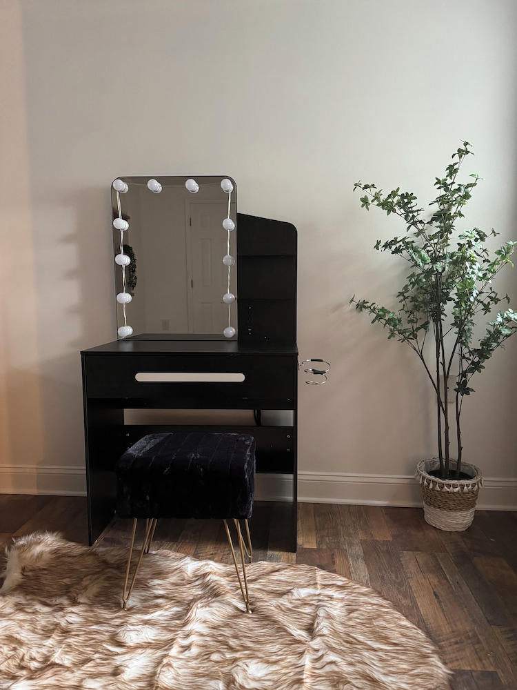 Charming May Street Retreat - photo 2