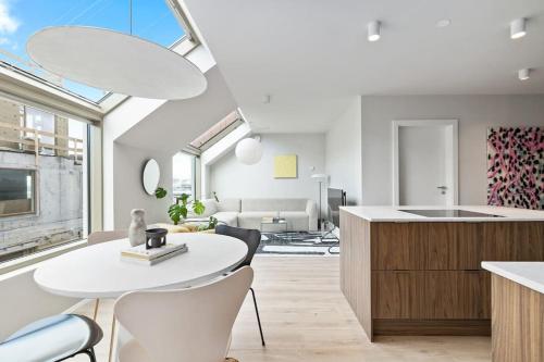 Skylight Lux 3BR 2BA City Center with Free Parking — 4-Star Luxury Hotel in Reykjavik, Iceland