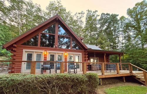 Sophie's Choice Secluded Luxury Log Cabin Hot Tub Pool Table Fire Pit Close to Town — 4-Star Luxury Hotel in Bryson City, United States