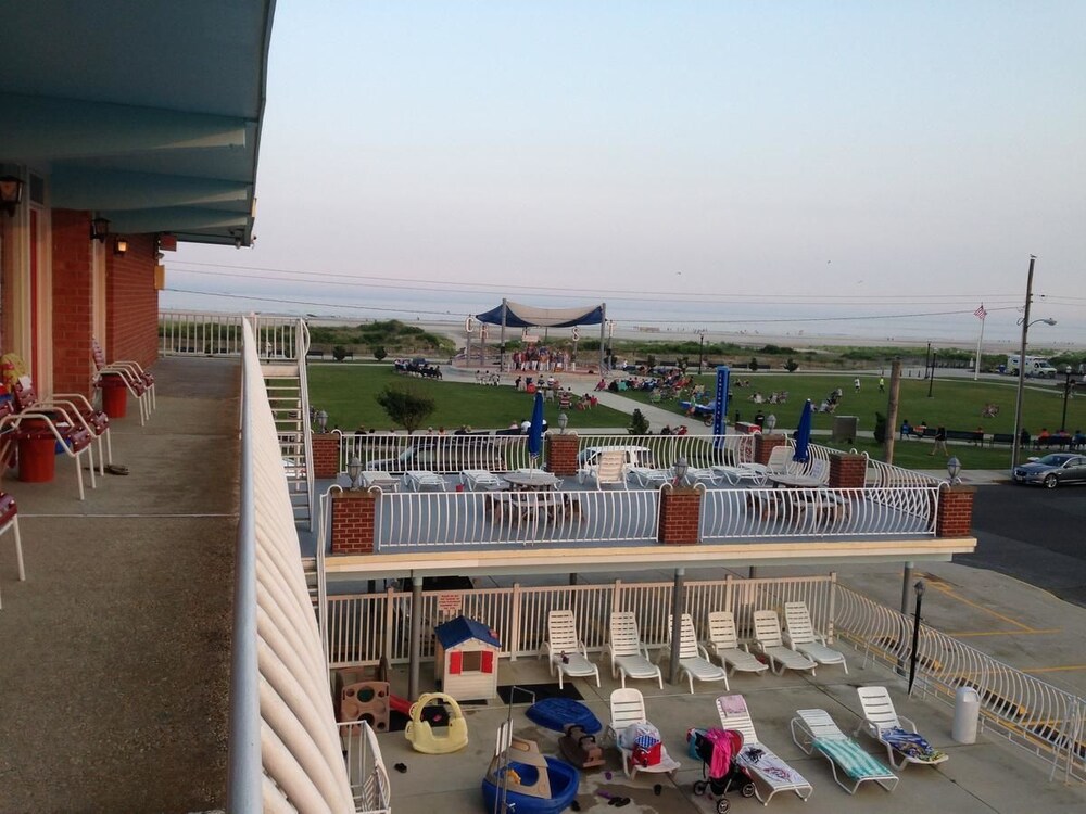 Gold Crest Motel - photo 22