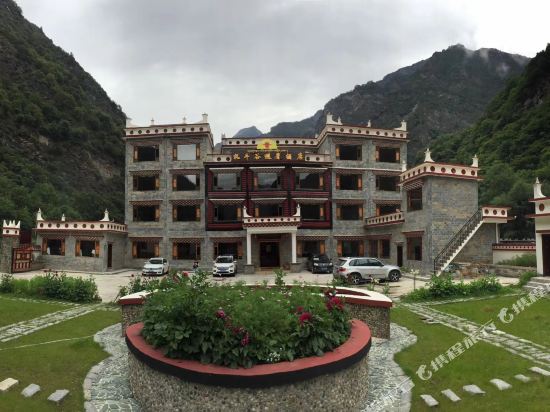 Yak Valley Summer Hotel in Zhanggu, People's Republic of China