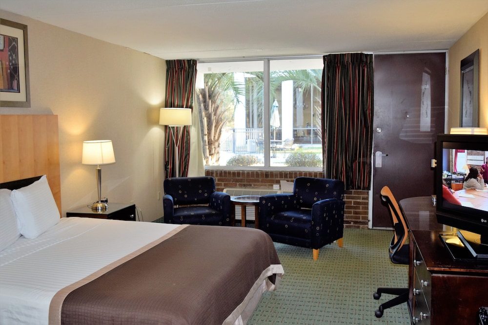 Landmark Inn Hartsville - photo 7