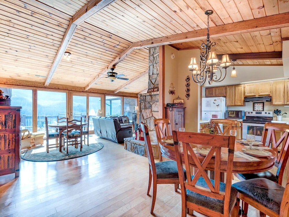 Resting Bears Cabin — 4-Star Luxury Hotel in Gatlinburg, United States