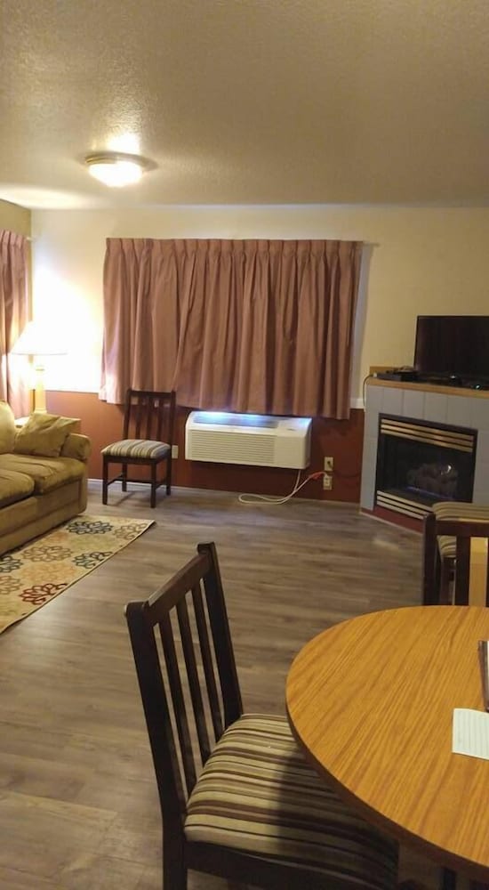Hillcrest Inn - photo 43