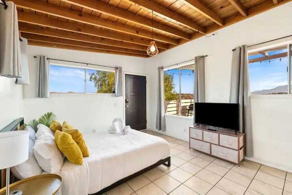 Lil Pink Million Dollar Views on 2 acres — hotel in Morongo Valley