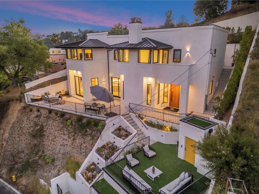 Belden Modern Villa Iconic Hollywood Hills Retreat — 4-Star Luxury Hotel in Los Angeles, United States