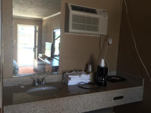 Lake Shore Motel - photo 31