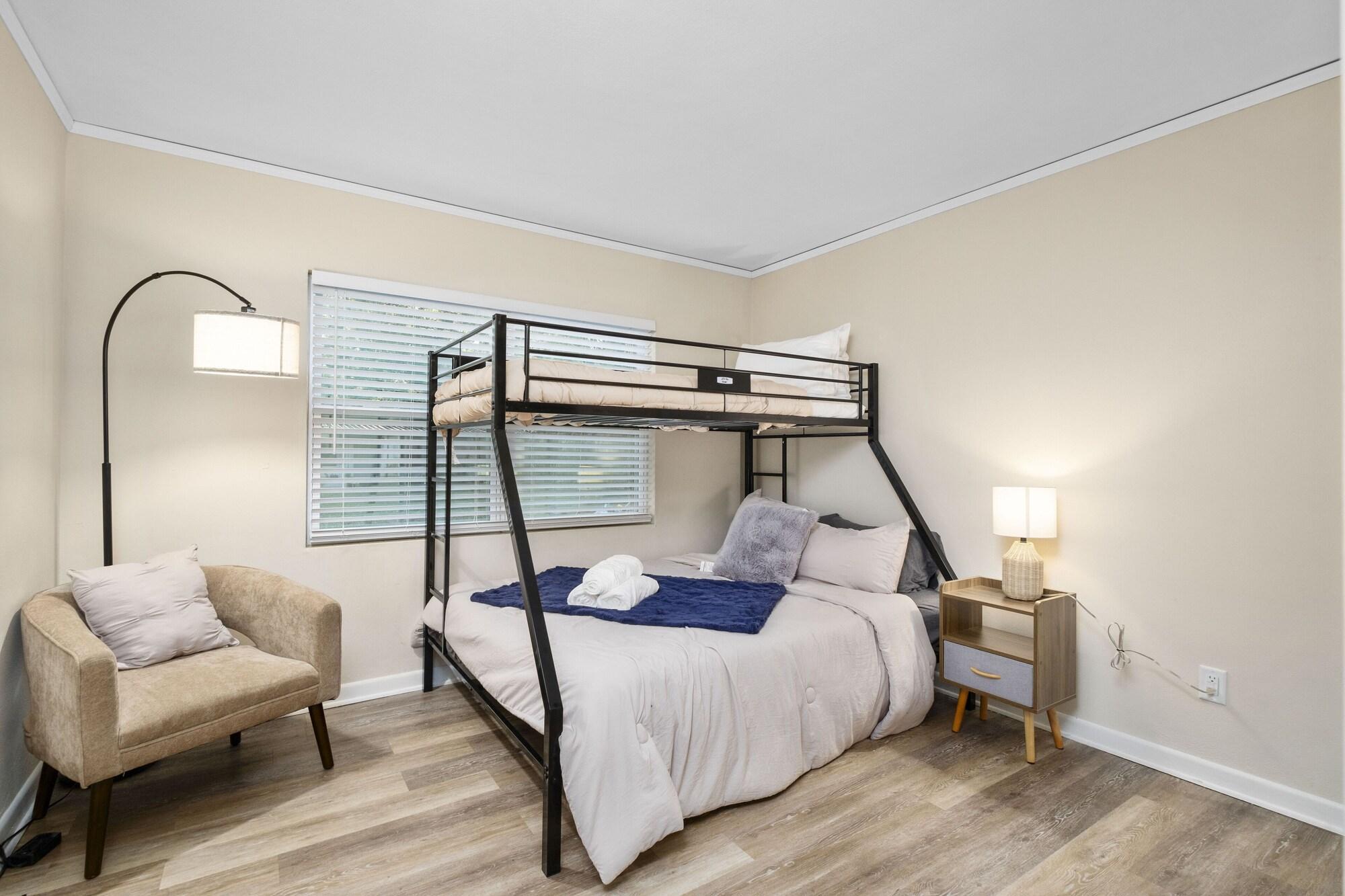 Modern Home Near UF Stadium Private Gazebo — 4-Star Luxury Hotel in Gainesville, United States