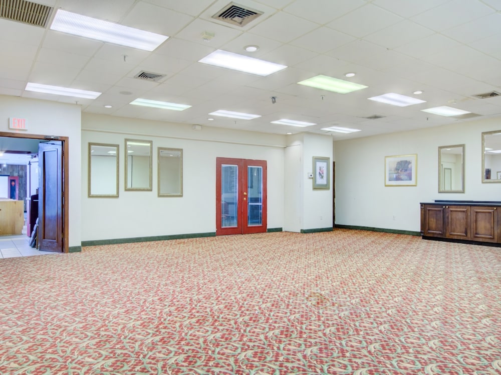 OYO Hotel Dundee By Crystal Lake - photo 42