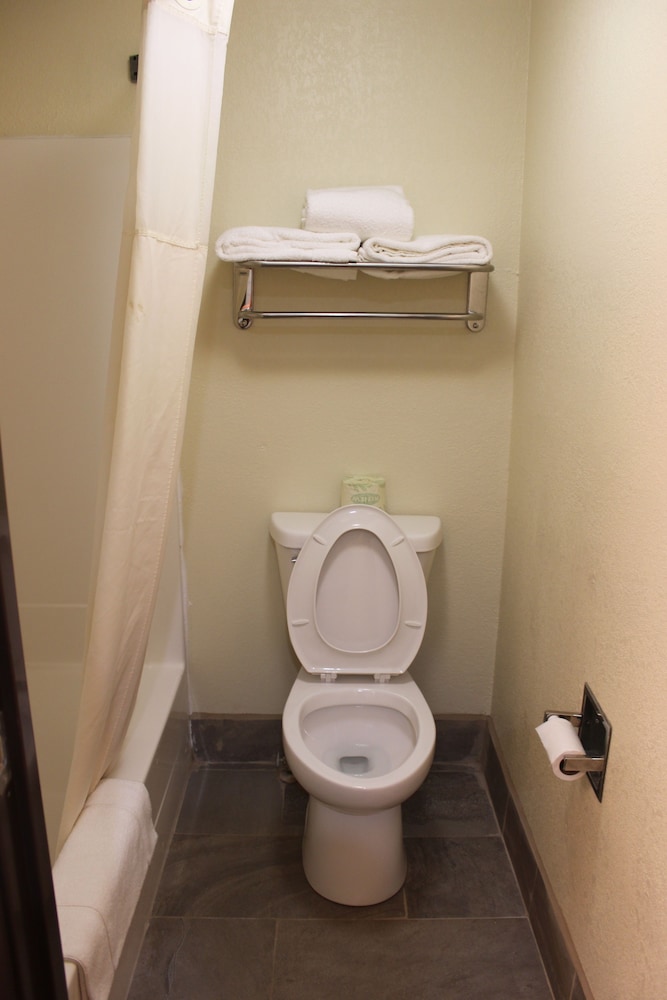 AmericInn by Wyndham West Burlington - photo 33
