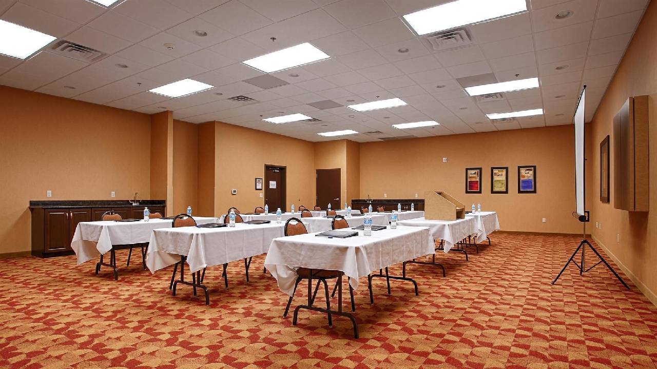 Crandon Inn and Suites - photo 12