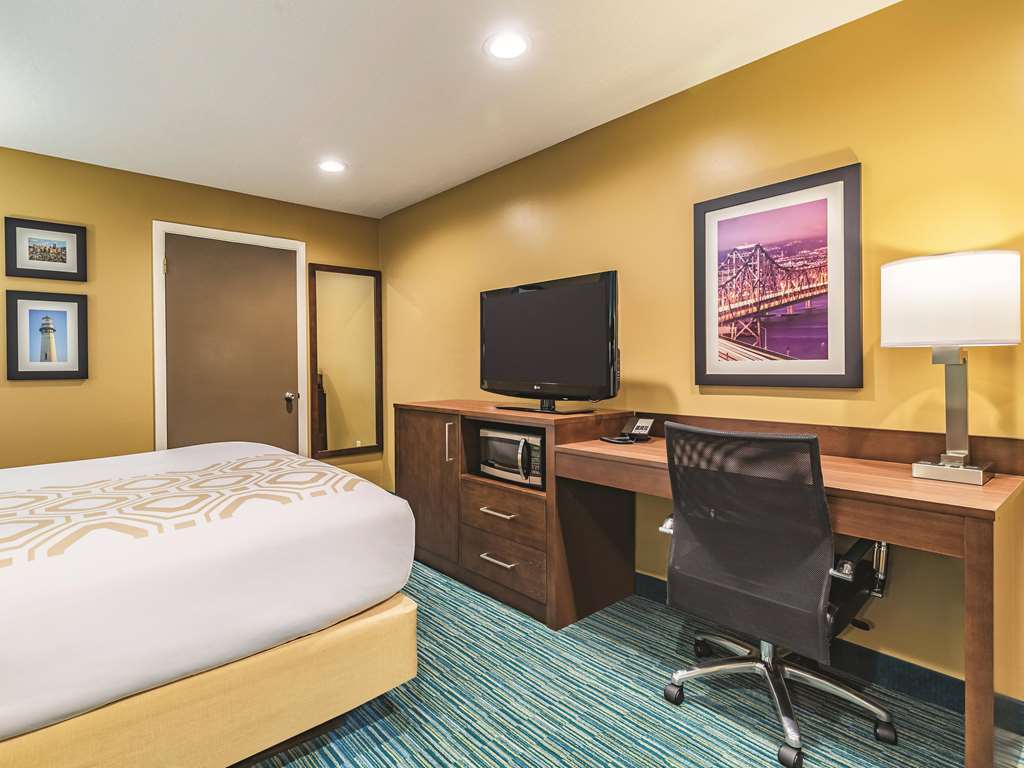La Quinta Inn & Suites by Wyndham San Francisco Airport West - photo 25