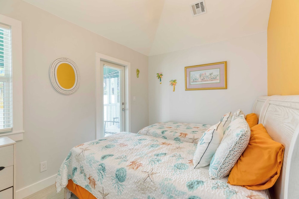 Bahamian Reed by Avantstay Walk to Everything w Community Pool Month Long Stays Only - photo 18