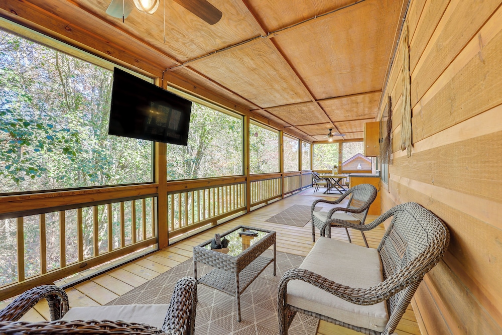Hot Tub and Game Room Blue Ridge Getaway — 4-Star Luxury Hotel in Blue Ridge, United States