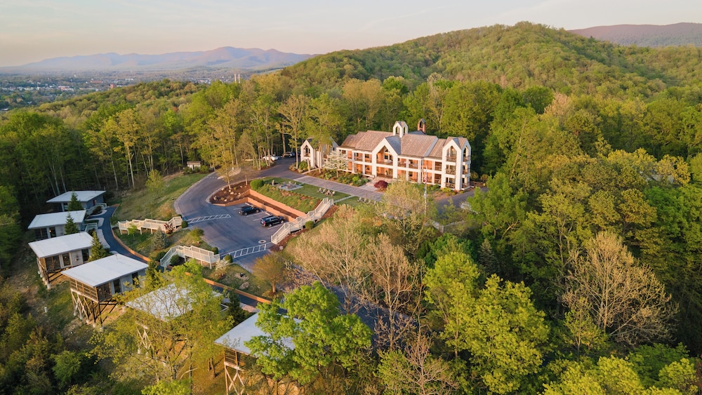 The Iris Inn Bed & Breakfast — 4-Star Luxury Hotel in Waynesboro, United States