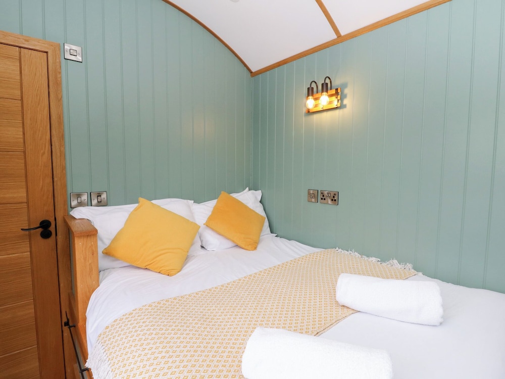 Dam View Shepherds Hut — Rhayader — photo 2