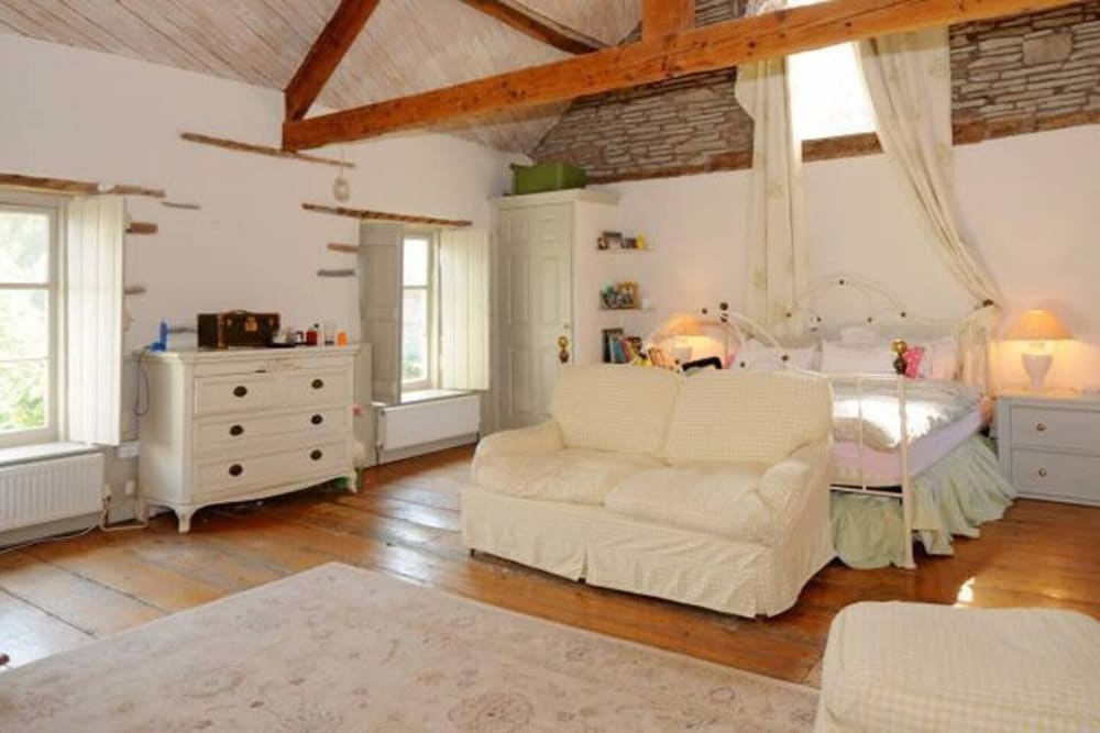 The Hillis Farmhouse 6 Bed Sleeps 11 Pets — 4-Star Luxury Hotel in Brecon, United Kingdom