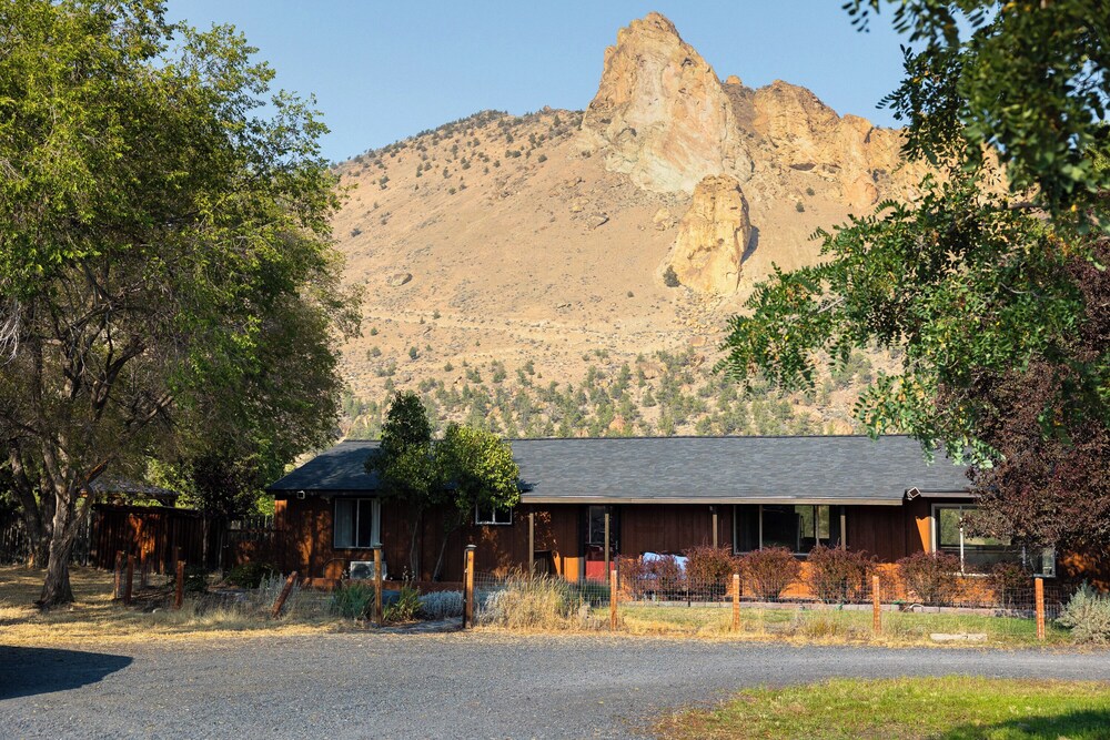 Smith Rock Base Camp Sleeps 6 — 4-Star Luxury Hotel in Terrebonne, United States