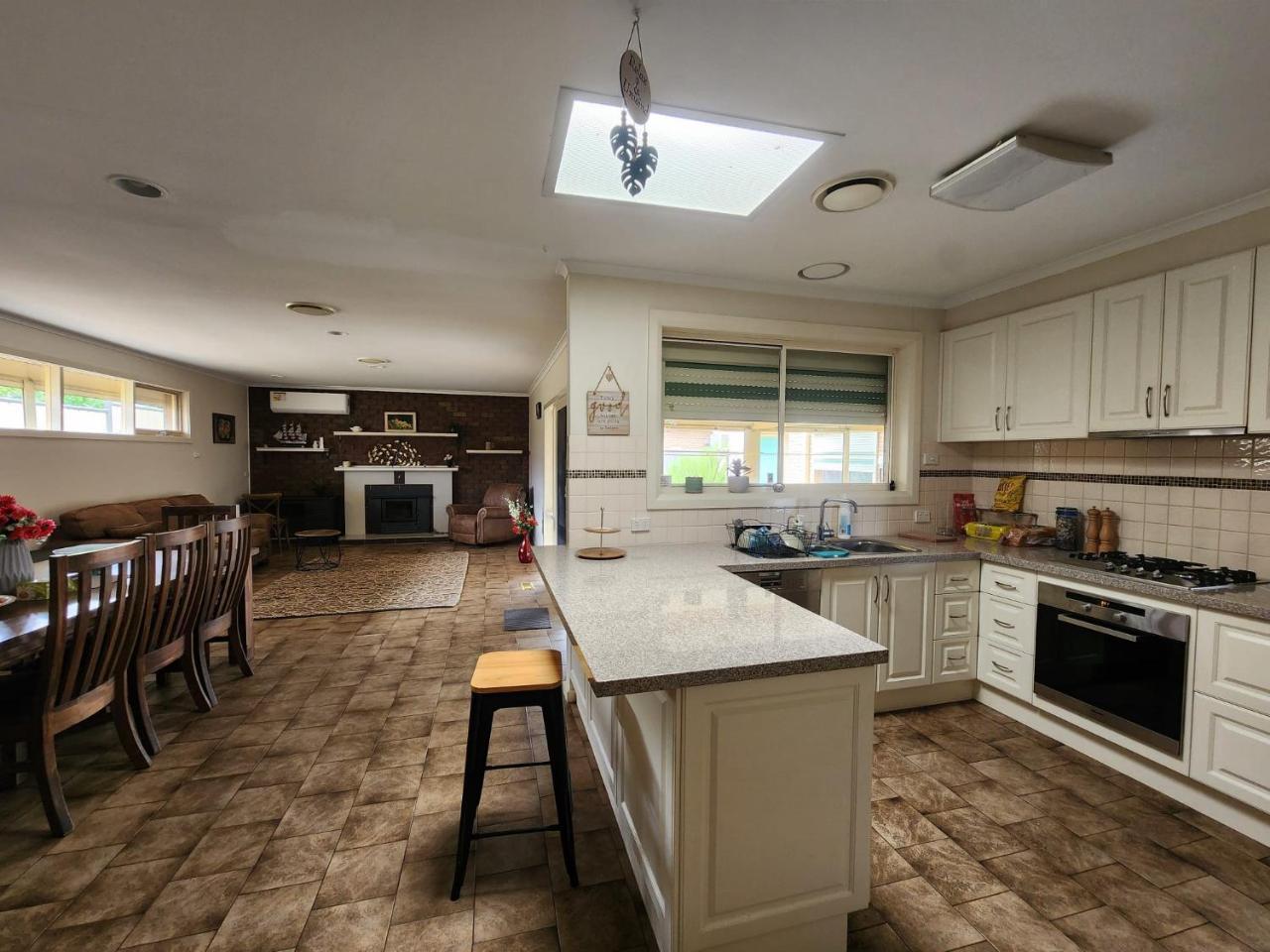 Relax Refresh Rejuvenate in Luxury And Convenience in Unknown City, Australia