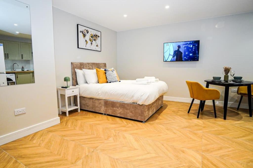 Easy 2 Manage Wisteria House Heathrow Retreat Free Parking 20672787 — Colnbrook