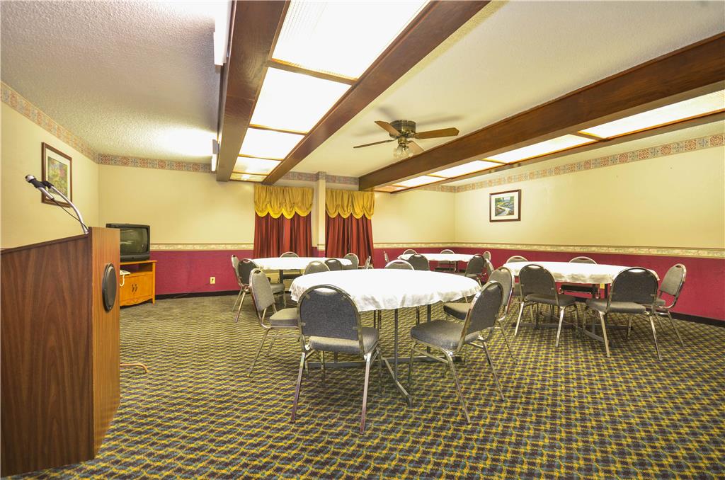 Days Inn by Wyndham Southern Hills ORU - photo 24