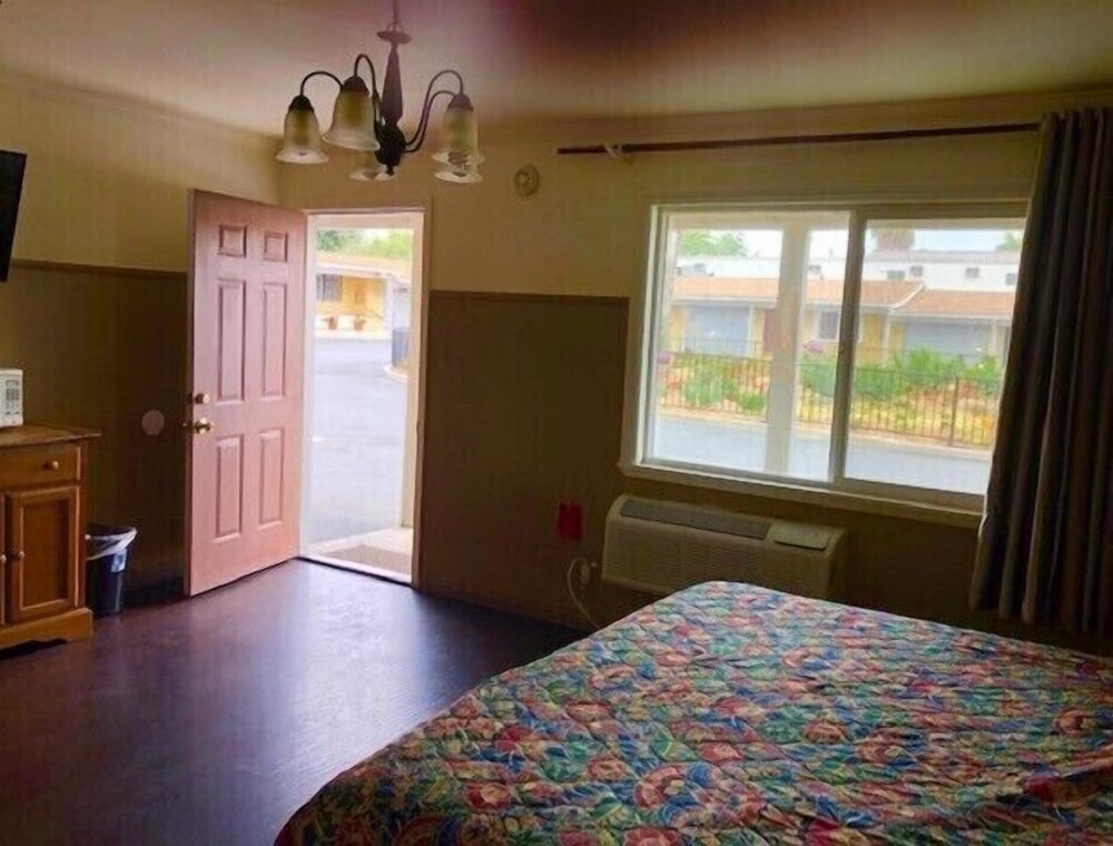 Sunshine Village Motel - photo 9