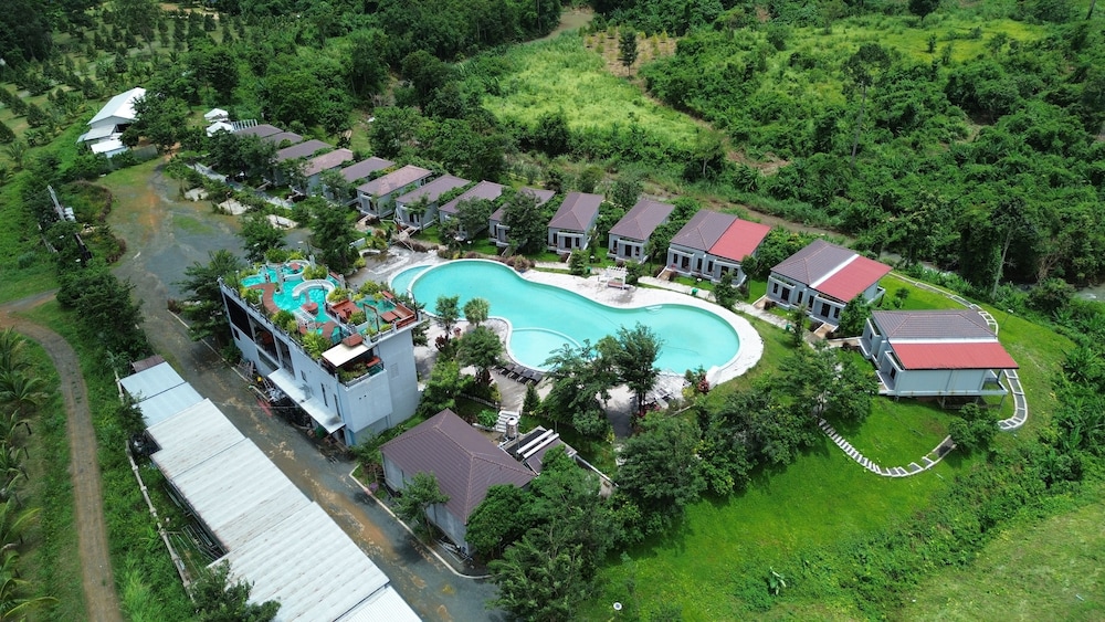 Hidden Leaf Resort - carbon neutral hotel in Veal Veaeng