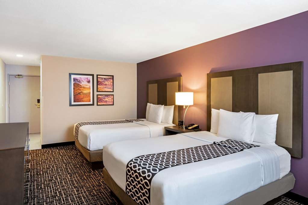 La Quinta Inn & Suites by Wyndham Las Vegas Nellis - photo 11