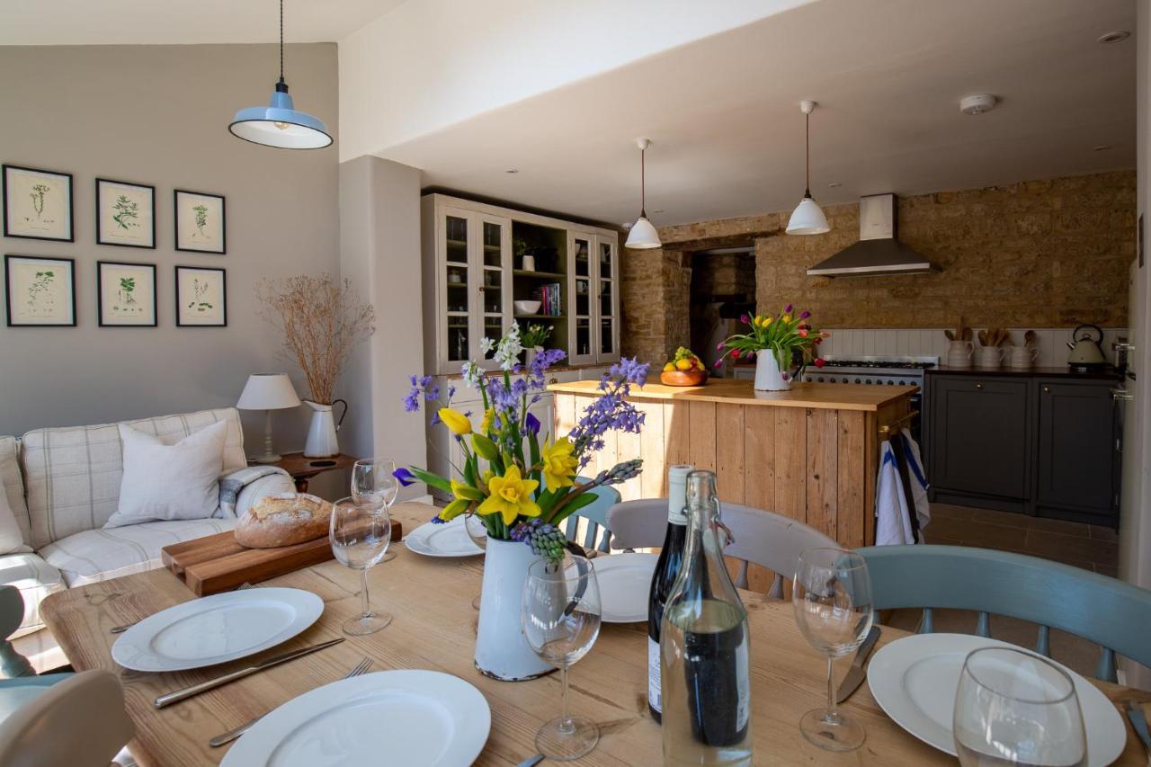 Gleneda Cottage a Renovated Traditional Cotswold Cottage Full of Charm with Fireplace And Garden — 4-Star Luxury Hotel in Moreton In Marsh, United Kingdom