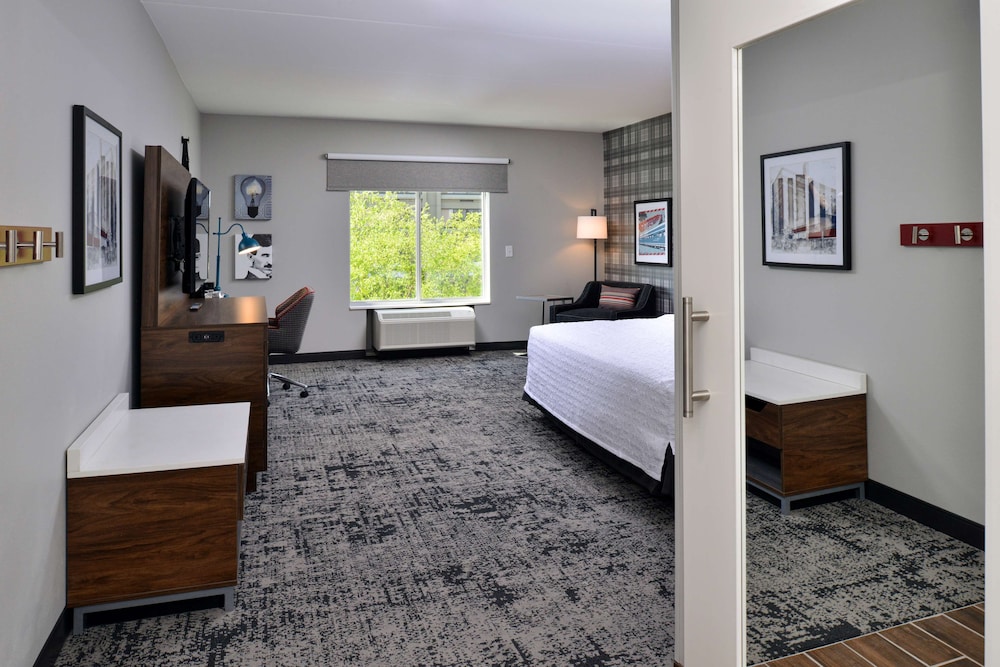 Hampton Inn & Suites Greensboro Downtown - photo 18