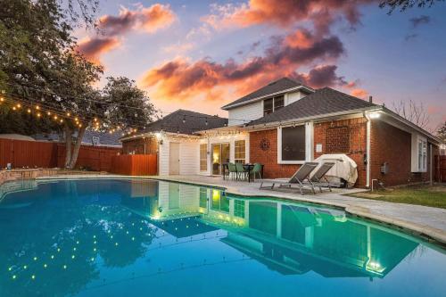 Luxurious 5 Bedroom Retreat with Pool — 4-Star Luxury Hotel in North Richland Hills, United States