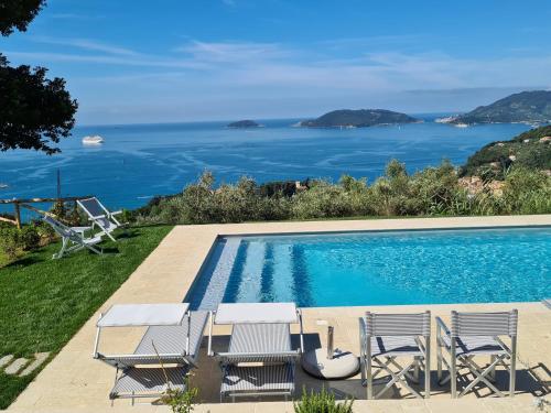 Pini House Private Park shared Pool Tennis with rackets AC Parking next home additional Parking in Lerici Cooking Lesson and Wine Tasting — 4-Star Luxury Hotel in Lerici, Italy